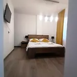 Elin\'S Rooms In Center